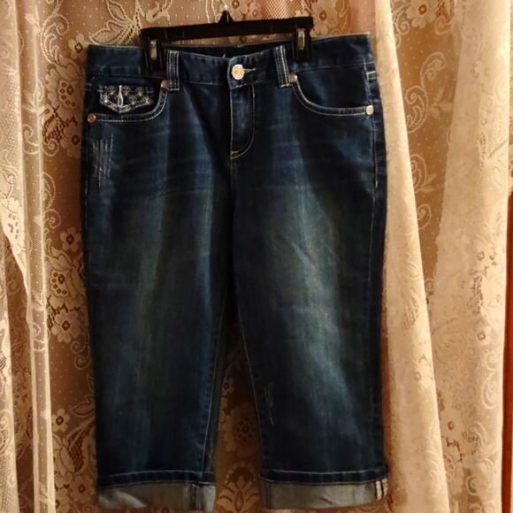 INC Denim Women's‎ Size 8 Bedazzled Embroidery pocket regular fit capris - Picture 1 of 11